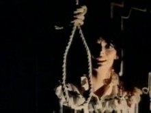 Barbara Steele spaventata in una scena del film L'orribile segreto del dottor Hichcock