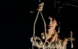 Barbara Steele spaventata in una scena del film L'orribile segreto del dottor Hichcock