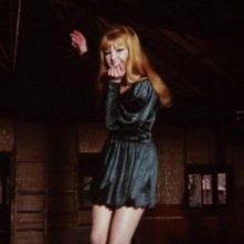 Brigitte Skay in una sequenza del film Reazione a catena di Mario Bava