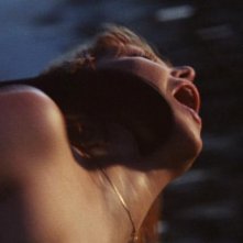 Brigitte Skay in una sequenza splatter del film Reazione a catena di Mario Bava