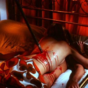 Guido Boccaccini e Paola Rubens in una sequenza erotico-splatter del film horror Reazione a catena