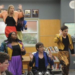 Heather Elizabeth Morris, Kevin McHale, Chris Colfer, Jenna Ushkowitz e Amber Riley danzano nell'episodio Bad Reputation di Glee
