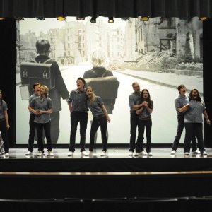 I ragazzi durante l'esibizione in una scena dell'episodio Laryngitis di Glee