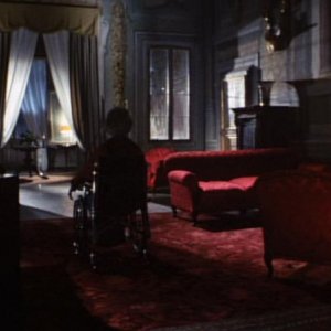 Isa Miranda (di spalle) in una scena del film horror Reazione a catena