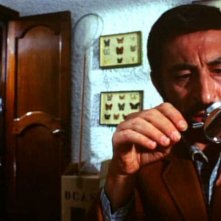 Leopoldo Trieste e (sullo sfondo) Laura Betti in una scena del film Reazione a catena