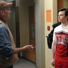 Mike O'Malley parla con Chris Colfer in una sequenza dell'episodio Laryngitis di Glee