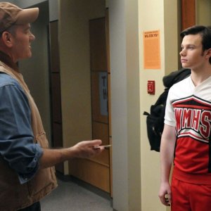 Mike O'Malley parla con Chris Colfer in una sequenza dell'episodio Laryngitis di Glee