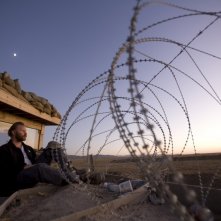 Morgan Spurlock, pensieroso verso l'orizzonte desertico nel film Che fine ha fatto Osama Bin Laden?