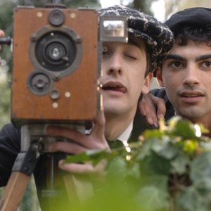 Primo Reggiani nel ruolo del regista nel film L'Imbroglio nel lenzuolo