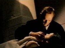 Robert Flemyng in una tetra scena del film L'orribile segreto del dottor Hichcock