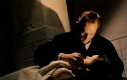 Robert Flemyng in una tetra scena del film L'orribile segreto del dottor Hichcock