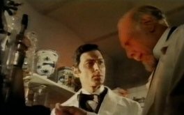 Silvano Tranquilli e Howard Nelson Rubi in una scena del film L'orribile segreto del dottor Hichcock