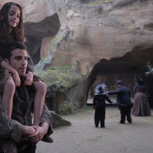 Un'immagine del film L'Imbroglio nel lenzuolo con Miguel Ángel Silvestre