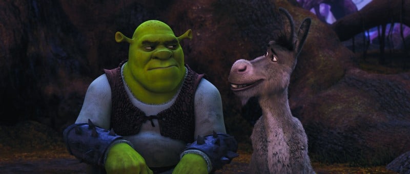 Un perplesso Shrek in compagnia di Ciuchino nel film Shrek e vissero felici e contenti