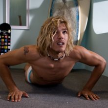 Una irriverente sequenza di Kaboom, diretto da Gregg Araki