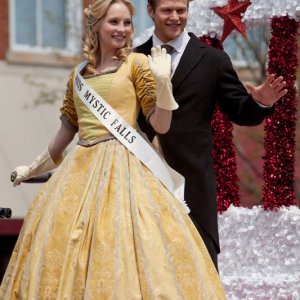 Candice Accola è Miss Mystic Falls accompagnata da Zach Roerig in: Founder's Day di The Vampire Diaries