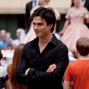 Damon (Ian Somerhalder) alla parata per il giorno dei Padri Fondatori nell'episodio Founder's Day di Vampire Diaries