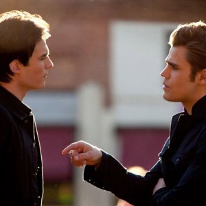 Damon (Ian Somerhalder) discute con Stefan (Paul Wesley) nell'episodio Founder's Day di Vampire Diaries