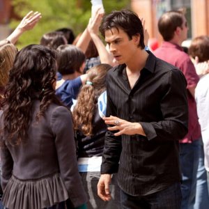 Damon (Ian Somerhalder) parla con Bonnie (Katerina Graham) nell'episodio Founder's Day di Vampire Diaries