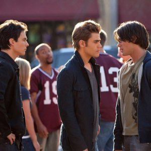 Damon (Ian Somerhalder), Stefan (Paul Wesley) e Jeremy (Steven R. McQueen) nell'episodio Founder's Day di Vampire Diaries