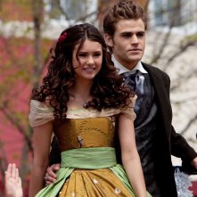 Elena Nina Dobrev E Stefan Paul Wesley In Abiti D Epoca Nell Episodio Founder S Day Di The Vampire Diaries 161981