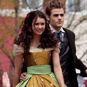 Elena (Nina Dobrev) e Stefan (Paul Wesley) in abiti d'epoca nell'episodio Founder's Day di The Vampire Diaries