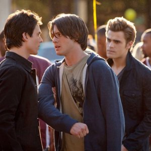 Ian Somerhalder discute con Steven R. McQueen alla presenza di Paul Wesley in: Founder's Day di Vampire Diaries