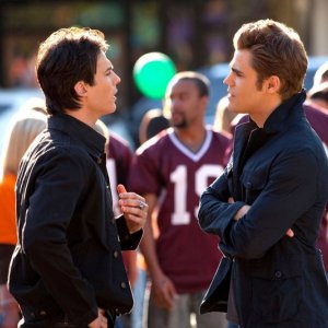 Ian Somerhalder e Paul Wesley in una scena dell'episodio Founder's Day di Vampire Diaries