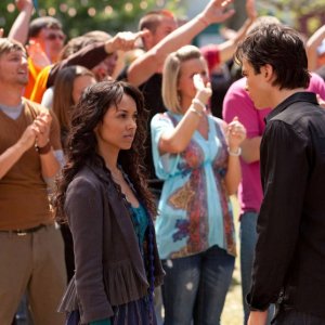 Katerina Graham e Ian Somerhalder in una sequenza dell'episodio Founder's Day di Vampire Diaries