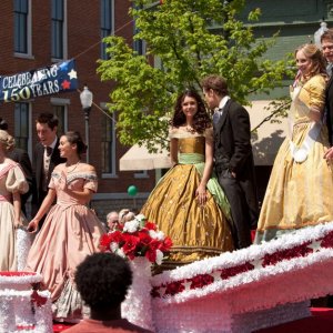 La parata di Miss Mistic Falls in una scena dell'episodio Founder's Day di The Vampire Diaries