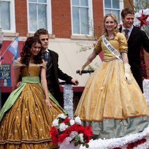 Nina Dobrev, Paul Wesley, Candice Accola e Zach Roerig alla parata nell'episodio Founder's Day di The Vampire Diaries
