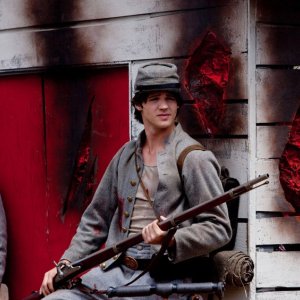Steven R. McQueen con abiti d'epoca per la battaglia di Willow Creek nell'episodio Founder's Day di Vampire Diaries