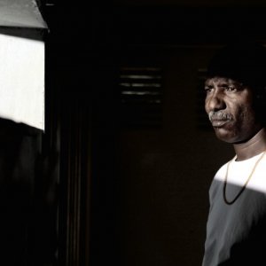 Youssouf Djaoro in una scena del film A Screaming Man del 2010