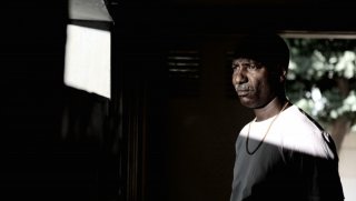 Youssouf Djaoro in una scena del film A Screaming Man del 2010