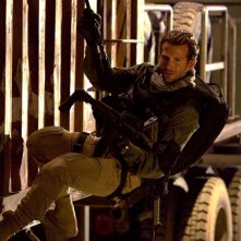 Bradley Cooper in missione in una sequenza del film The A-Team