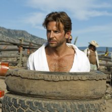 Bradley Cooper intrappolato in alcune gomme nel film The A-Team