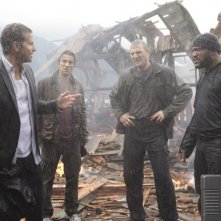 Bradley Cooper, Sharlto Copley, Liam Neeson e Quinton 'Rampage' Jackson sotto la pioggia nel film A-Team
