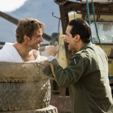 Faceman (Bradley Cooper) e il Generale Tuco (Yul Vazquez) faccia a faccia nel film The A-Team