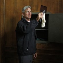 Gibbs (Mark Harmon) esamina un oggetto nell'episodio Obsession di NCIS