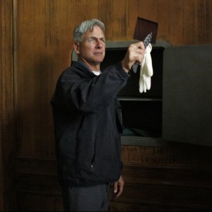 Gibbs (Mark Harmon) esamina un oggetto nell'episodio Obsession di NCIS