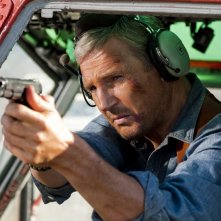 Hannibal (Liam Neeson) armato di pistola in una scena del film The A-Team