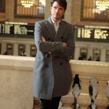 Matthew Settle in stazione nell'episodio Last Tango, Then Paris di Gossip Girl