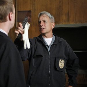 Sean Murray (di spalle) e Mark Harmon in una scena dell'episodio Obsession di NCIS
