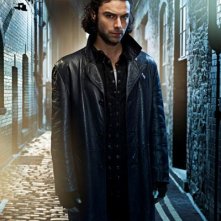 Aidan Turner è Mitchell in una foto promozionale della seconda stagione di Being Human