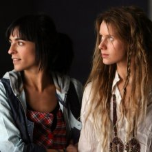 Bebe e Manuela Vellés in una sequenza del film Caotica Ana