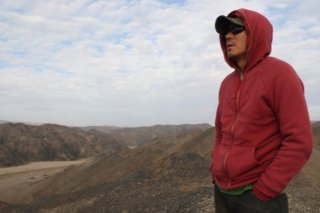 Il regista Kim Ji-woon sul set del film The Good, the Bad, the Weird
