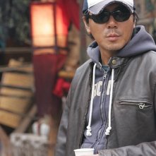 Il regista Kim Ji-woon sul set del suo The Good, the Bad, the Weird