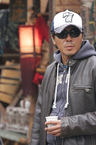 Il regista Kim Ji-woon sul set del suo The Good, the Bad, the Weird