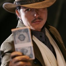 Jung Woo-Sung in un'immagine del film The Good, the Bad, the Weird