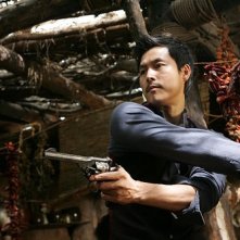Lee Byung-Hun in azione nel film The Good, the Bad, the Weird